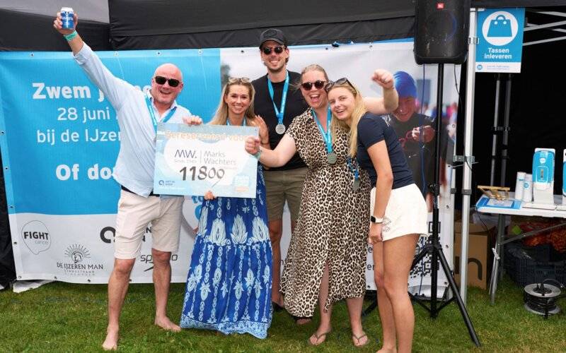 Marks Wachters notarissen zwemt €11.800,- bij elkaar voor kankeronderzoek